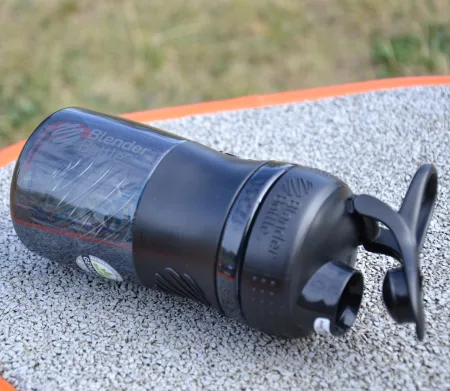 Шейкер спортивний пляшка BlenderBottle SportMixer Flip 590 мл чорний