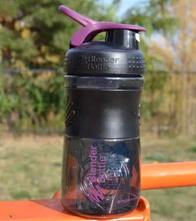 Шейкер спортивний пляшка BlenderBottle SportMixer Flip 590 мл чорний/Plum