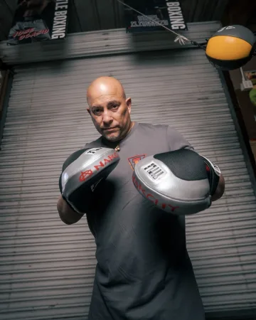 Лапи боксерські TITLE Boxing Aerovent Anarchy Punch Mitts Black/Silver