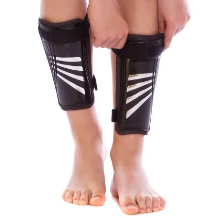 Щитки футбольні на липучці 618 розмір М чорний